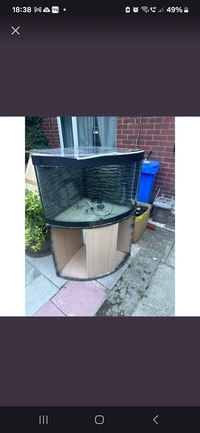 Corner fish tank